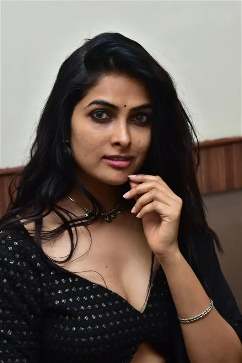 TELUGU ACTRESS DIVI VADTHYA IN BLACK LEHENGA CHOLI 10